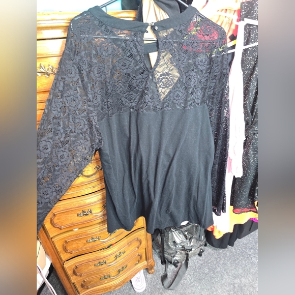 🍂🍁Torrid 3x Black Lace Inset Cutout Neck Foxy Top - Picture 6 of 6